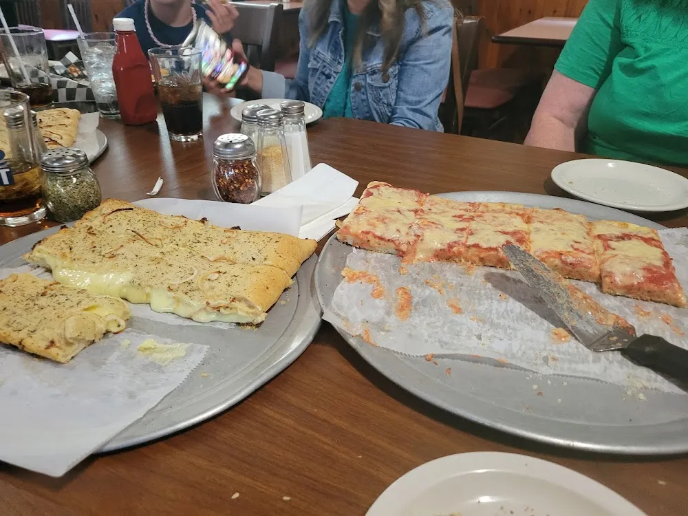 White Pizza & Red Pizza